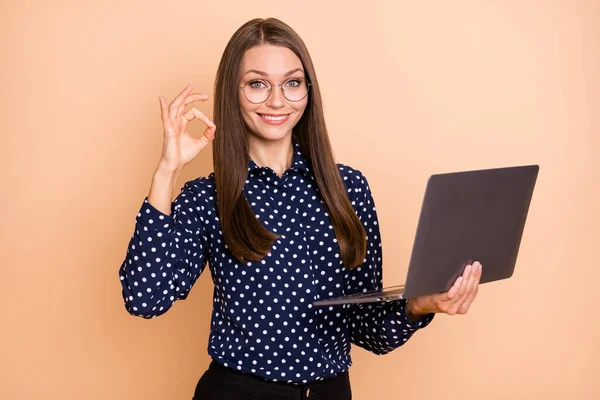 Foto di giovane donna d'affari mostra okey affare fatto fresco segno tenere laptop rapporto di progetto isolato su sfondo di colore beige — Foto Stock