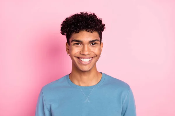 Foto van koele grappige donkere huid man dragen blauwe trui glimlachen geïsoleerde pastel roze kleur achtergrond — Stockfoto
