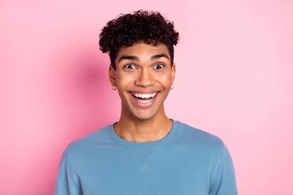 Foto di funky impressionato ragazzo pelle scura vestito blu maglione bocca aperta isolato colore rosa pastello sfondo — Foto Stock