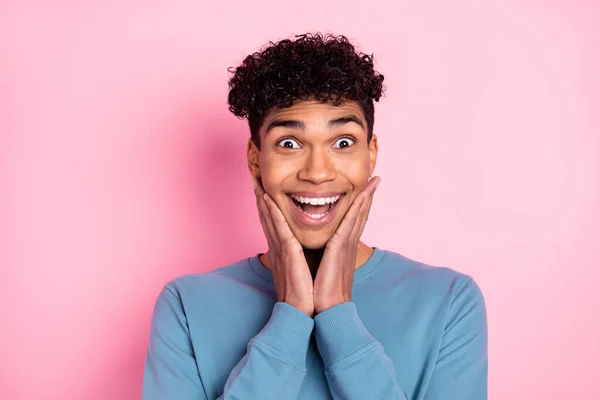 Fotografie mladého afro muž šťastný pozitivní úsměv ohromen šokované novinky prodej izolované přes růžové barvy pozadí — Stock fotografie