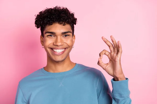 Genç, neşeli, siyah bir adamın fotoğrafı mutlu bir gülümseme gösterin. Tabela reklamı pembe renkli arka planda büyük bir izolasyon öneriyor. — Stok fotoğraf