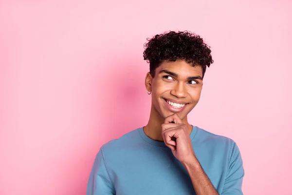 Foto van jonge zwarte man gelukkig positieve glimlach denk droom blik leeg ruimte geïsoleerd over pastel kleur achtergrond — Stockfoto