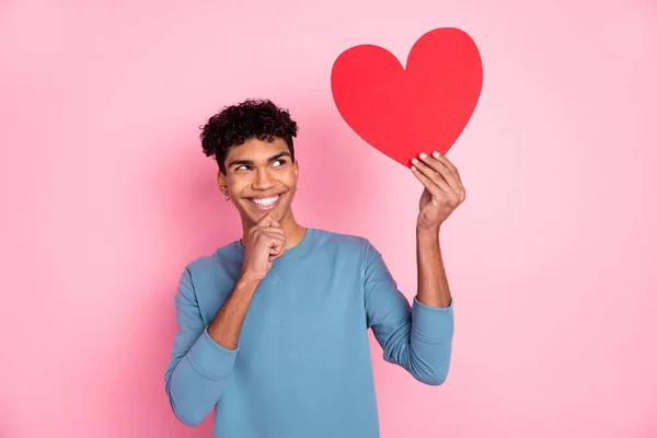 Foto de optimista chico morena agradable look corazón desgaste suéter azul aislado sobre fondo de color rosa pastel —  Fotos de Stock
