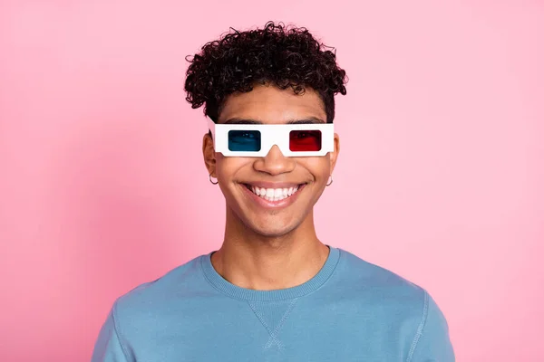 Foto de hombre africano alegre joven sonrisa positiva feliz desgaste gafas 3d ver película aislado sobre fondo de color pastel —  Fotos de Stock