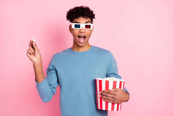 Foto do jovem negro surpreendido chocado surpreendido comer pipoca assistir filme 3d óculos isolados sobre fundo cor pastel — Fotografia de Stock