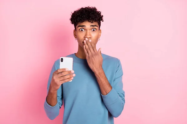 年轻黑人男子捂着嘴担心失败的照片用手机隔离粉红的背景 — 图库照片