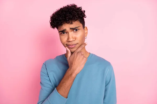 Foto ritratto di giovane ragazzo toccando mento pensierosamente incerto avendo dubbio isolato su sfondo rosa pastello — Foto Stock