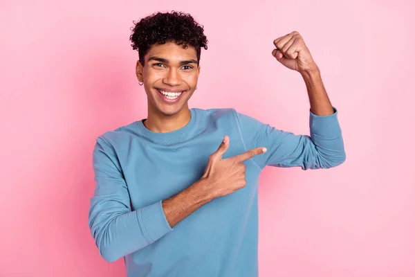 Foto do jovem afro homem sorriso feliz indicar dedo mãos músculos anúncio aconselhar escolha decisão isolada sobre fundo cor pastel — Fotografia de Stock