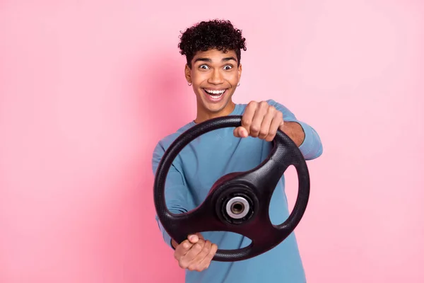 Foto de jovem animado homem negro feliz sorriso positivo volante-drive auto isolado sobre fundo cor-de-rosa — Fotografia de Stock