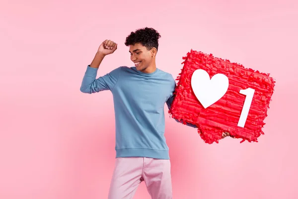 Foto retrato de un joven sonriente bailando manteniendo el collage de papel de icono sonriente aislado sobre fondo de color rosa pastel —  Fotos de Stock