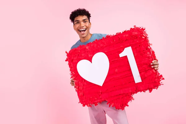 Foto retrato de chico joven riendo manteniendo collage de papel de buena retroalimentación como aislado sobre fondo de color rosa pastel —  Fotos de Stock