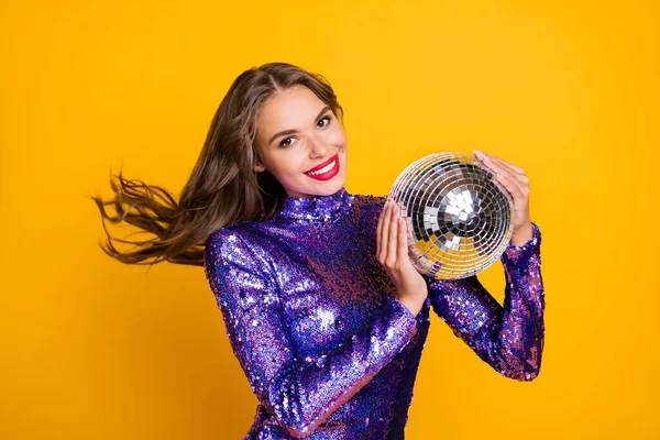 Fotografie mladé atraktivní fantazie dívka šťastný pozitivní úsměv držet diskotéka míč izolované přes žlutou barvu pozadí — Stock fotografie