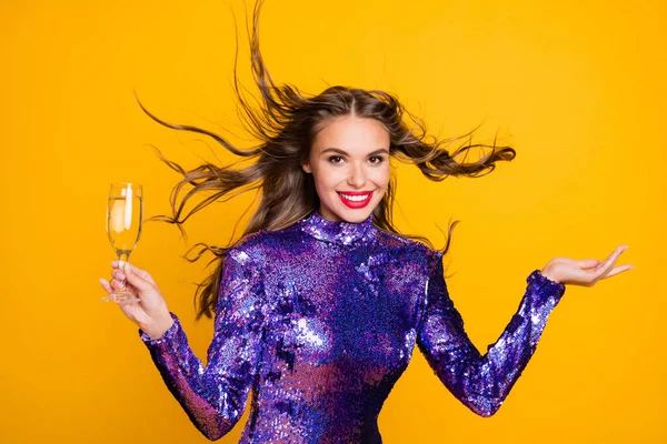 Foto portrét lesklé ženy na sobě lesklé fialové šaty vedení šampaňské sklo izolované živé žluté barvy pozadí — Stock fotografie