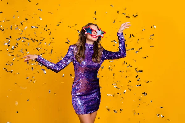Фотопортрет жінки в окулярах глянсовий фіолетовий плаття танцює на вечірці з блиском насолоджуючись ізольованим яскраво-жовтим кольором фону — стокове фото