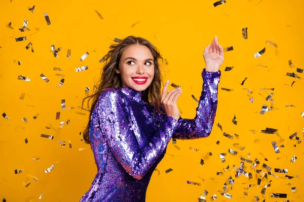 Foto retrato de mujer bailando bastante curiosa buscando espacio en blanco sonriendo aislado vívido color amarillo fondo —  Fotos de Stock