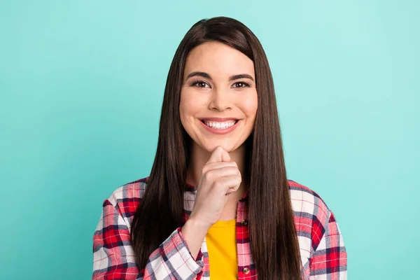 Foto von minded charmante junge Frau halten Hand Kinn Idee Lächeln isoliert auf pastellfarbenem Hintergrund — Stockfoto