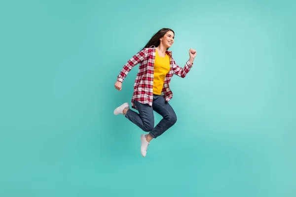 Full längd profil sida foto av charmig ung kvinna hoppa upp köra tomt utrymme försäljning isolerad på teal färg bakgrund — Stockfoto
