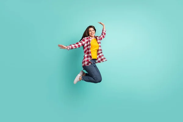 Full längd kroppsstorlek bild av attraktiv glad flicka hoppa ha kul vila semester isolerad över klarblå färg bakgrund — Stockfoto