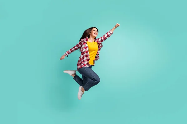 Full längd kroppsstorlek bild av attraktiv glad flicka hoppning strävar syfte isolerad över ljusa teal turkos färg bakgrund — Stockfoto