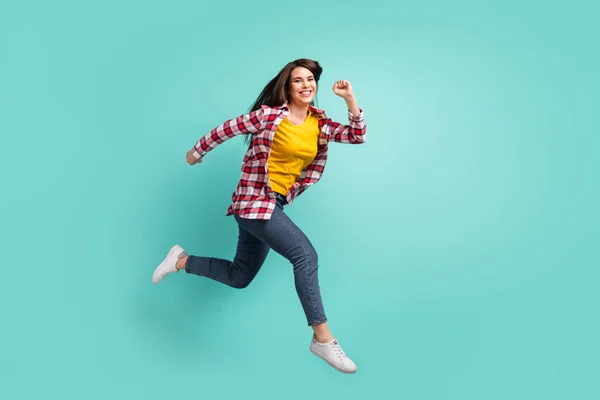 Full längd kroppsstorlek bild av attraktiv aktiv glad glad glad glad flicka hoppa kör rörelse isolerad över ljusa teal turkos färg bakgrund — Stockfoto
