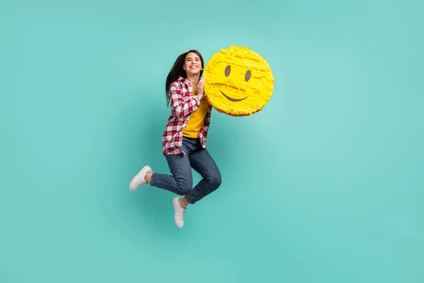 Full storlek profil sida foto av funky glad kvinna hoppa upp håll stora papper emoji leende isolerad på teal färg bakgrund — Stockfoto