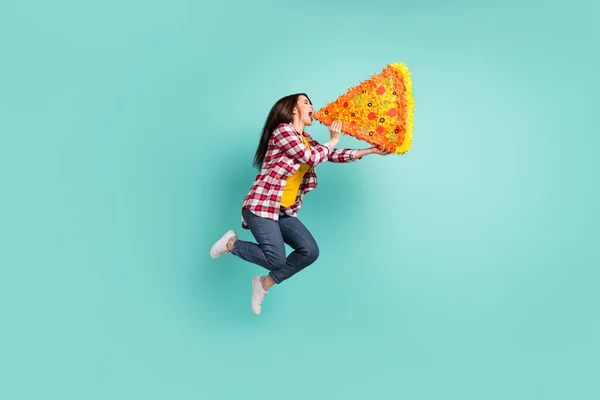 Full längd kroppsstorlek bild av roliga hungriga flicka hoppa bita stora stora bit pizza isolerad över ljusa teal turkos färg bakgrund — Stockfoto