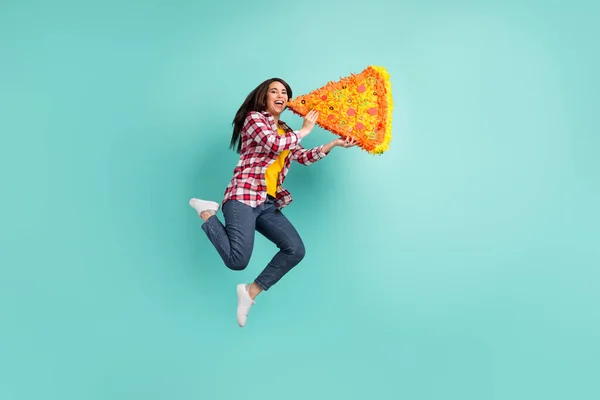 Full längd profil sida foto av lycklig kvinna hoppa upp springa äta stora papper pizza isolerad på pastell teal färg bakgrund — Stockfoto