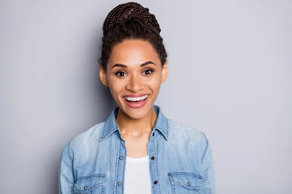 Foto retrato de niña afroamericana sonriendo aislada sobre fondo gris claro — Foto de Stock