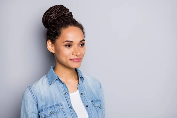 Foto portret van meisje met broodje glimlachend op zoek lege ruimte in casual kleding geïsoleerd op grijze achtergrond — Stockfoto