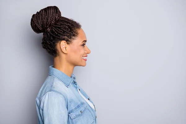 Fényképezés portré oldal profil kilátás afro-amerikai mosolygós nő nézi üres tér elszigetelt tiszta szürke színű háttér — Stock Fotó