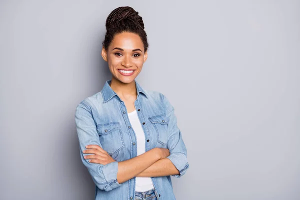 Foto retrato de mujer afroamericana sonriendo con los brazos cruzados aislados sobre fondo gris claro con espacio en blanco — Foto de Stock