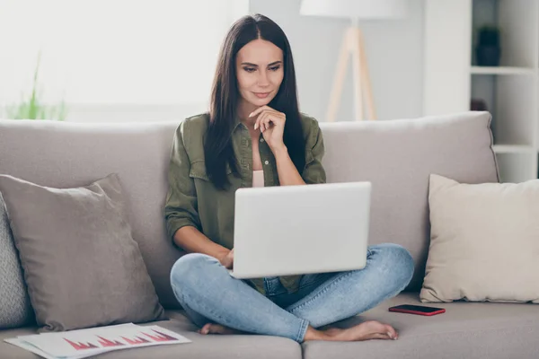 Helkroppsfoto av ung attraktiv kvinna tycker titta läsa laptop chat typ e-post arbetsavstånd sitta soffa hem — Stockfoto