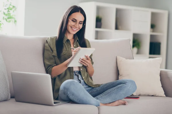 Portrét krásné veselá dívka sedí na divan lotos pózovat pomocí notebooku psaní finanční plán strategie recenzi doma dům byt uvnitř — Stock fotografie