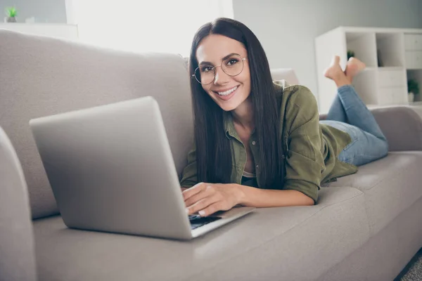 Full length foto di giovane donna attraente felice sorriso positivo guardare leggere sfogliare portatile distanza di lavoro a casa — Foto Stock
