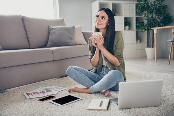 Foto de longitud completa de adorables brazos de dama positiva mantenga café mirada interesada imaginar relajarse en casa en el interior —  Fotos de Stock