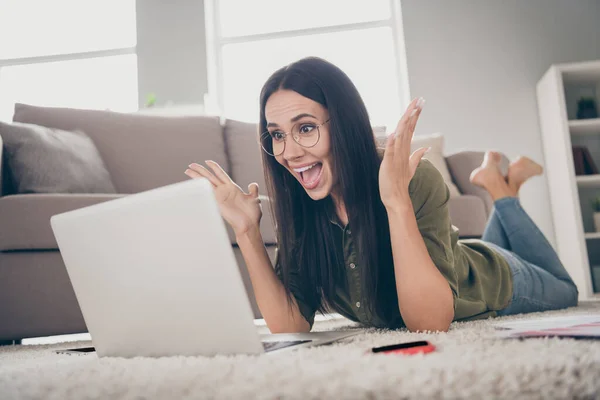 Pełna długość portret zdumiony pozytywna osoba otwarte usta dłonie dłonie do góry wygląd laptop niewiarygodny dom w pomieszczeniach — Zdjęcie stockowe