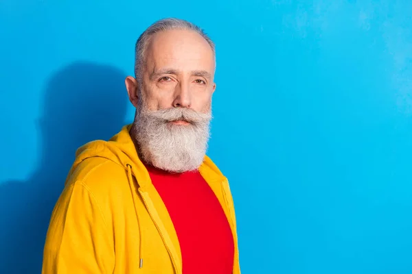 Photo portrait of serious old man wearing sportswear isolated on vivid blue color background — Stock Photo, Image