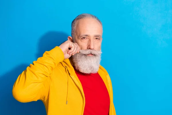 Photo portrait of serious old man wearing sportswear touching mustache isolated on vibrant blue color background — Stock Photo, Image