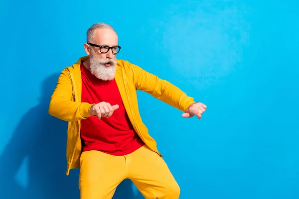 Foto de hombre hipster divertido funky maduro divertido en gafas de baile mirada copyspace aislado sobre fondo de color azul —  Fotos de Stock