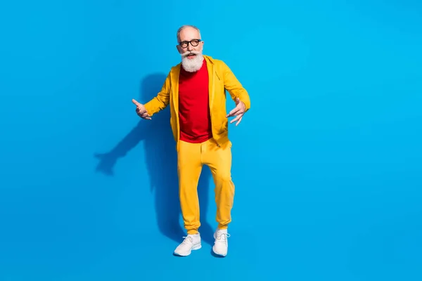 Pleine taille photo de beau positif bonne humeur grand-père danse porter des lunettes isolées sur fond de couleur bleue — Photo