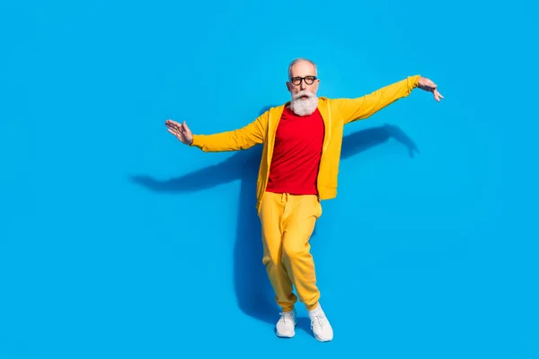 Полноразмерное фото сумасшедшего и смешного глупого дедушки, танцующего весело, на голубом цветном фоне — стоковое фото
