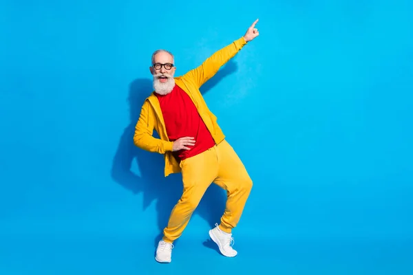 Foto de tamaño completo de buen humor alegre abuelo baile dedo copyspace aislado sobre fondo de color azul —  Fotos de Stock