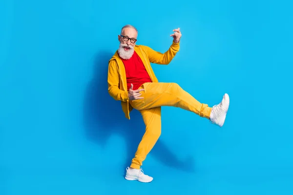 Foto de tamaño completo de feliz buen humor emocionado abuelo funky tocar guitarra invisible aislado sobre fondo de color azul —  Fotos de Stock
