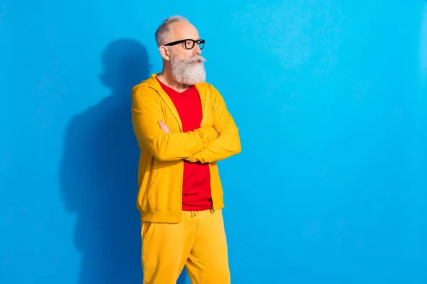 Foto de homem maduro pensativo focado sério em óculos olhar copyspace pensamento cruzado braços isolados no fundo de cor azul — Fotografia de Stock
