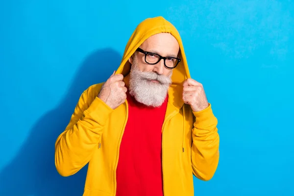 Foto de bonito avô hipster atraente em óculos usar traje amarelo isolado no fundo de cor azul — Fotografia de Stock