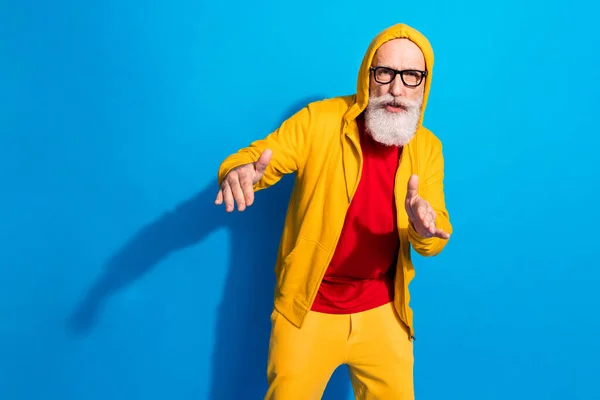 Foto di bello funky divertente fresco uomo maturo nonno in occhiali da ballo isolato su sfondo di colore blu — Foto Stock