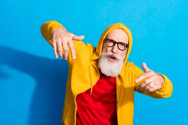 Foto di funky divertente fresco nonno hipster positivo in occhiali danza indossare tuta isolata su sfondo di colore blu — Foto Stock