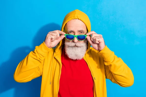 Güneş gözlüklü yakışıklı, kendine güvenen hippi iş adamının fotoğrafı mavi arka planda izole edilmiş eşofman giyiyor. — Stok fotoğraf