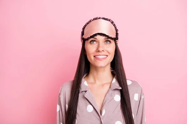 Foto de somnoliento dulce mujer joven ropa de dormir máscara buscando espacio vacío aislado color rosa fondo — Foto de Stock