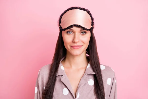 Foto van charmante mooie jonge dame Nightwear masker glimlachen geïsoleerde roze kleur achtergrond — Stockfoto